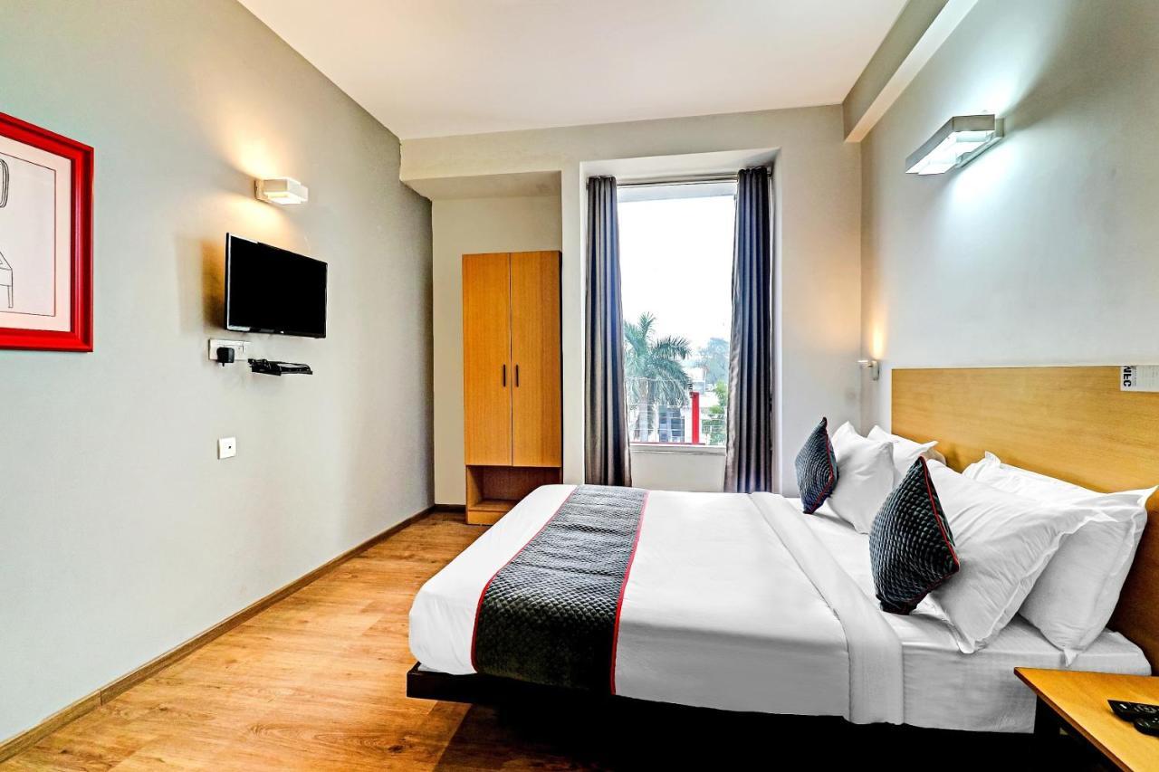 Townhouse Sector 30 Near Botanic Garden Of Indian Republic Hotel Noida Buitenkant foto