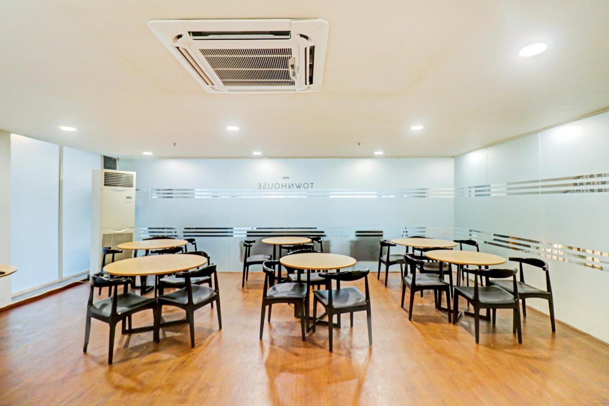 Townhouse Sector 30 Near Botanic Garden Of Indian Republic Hotel Noida Buitenkant foto