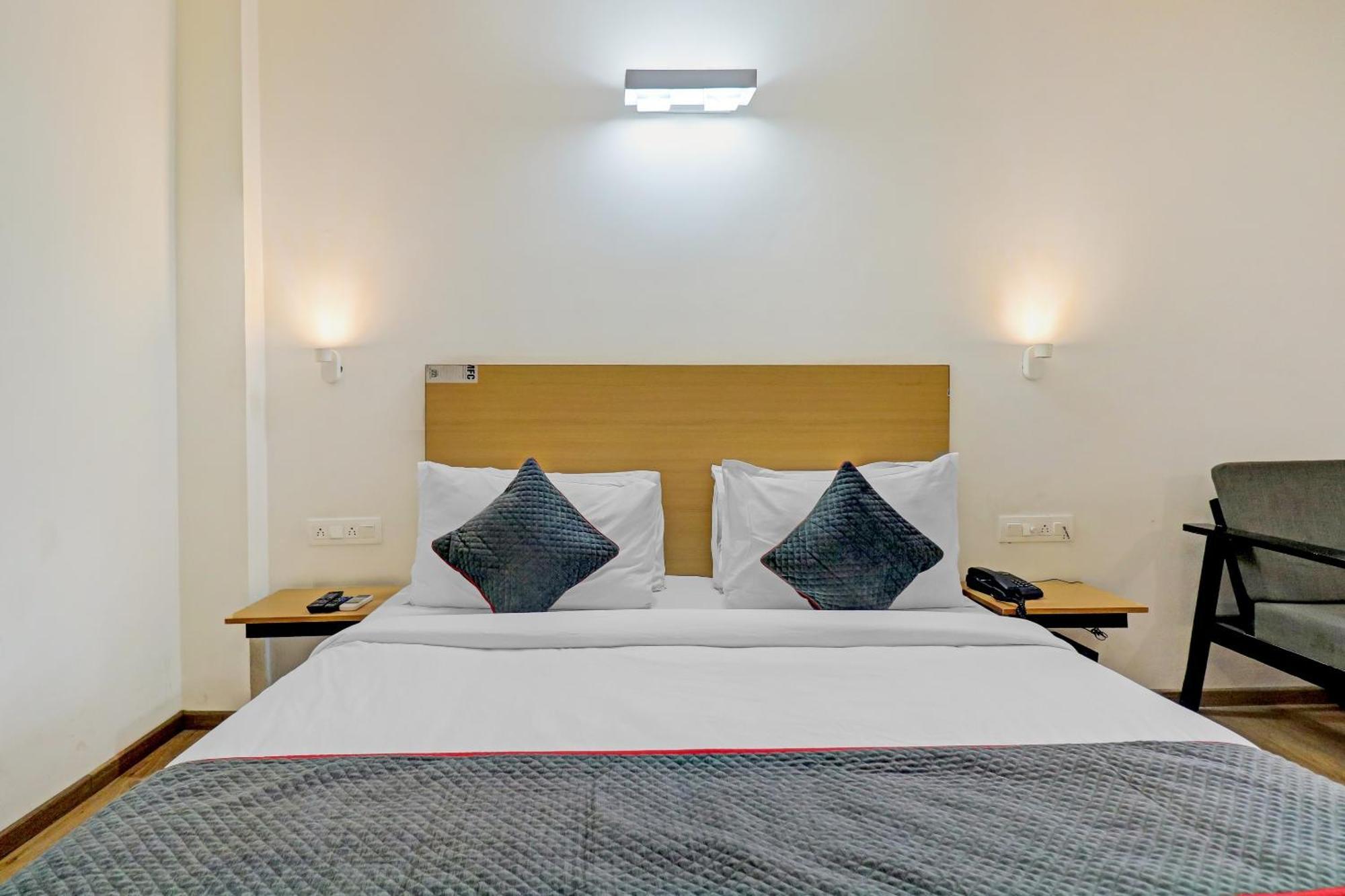 Townhouse Sector 30 Near Botanic Garden Of Indian Republic Hotel Noida Buitenkant foto
