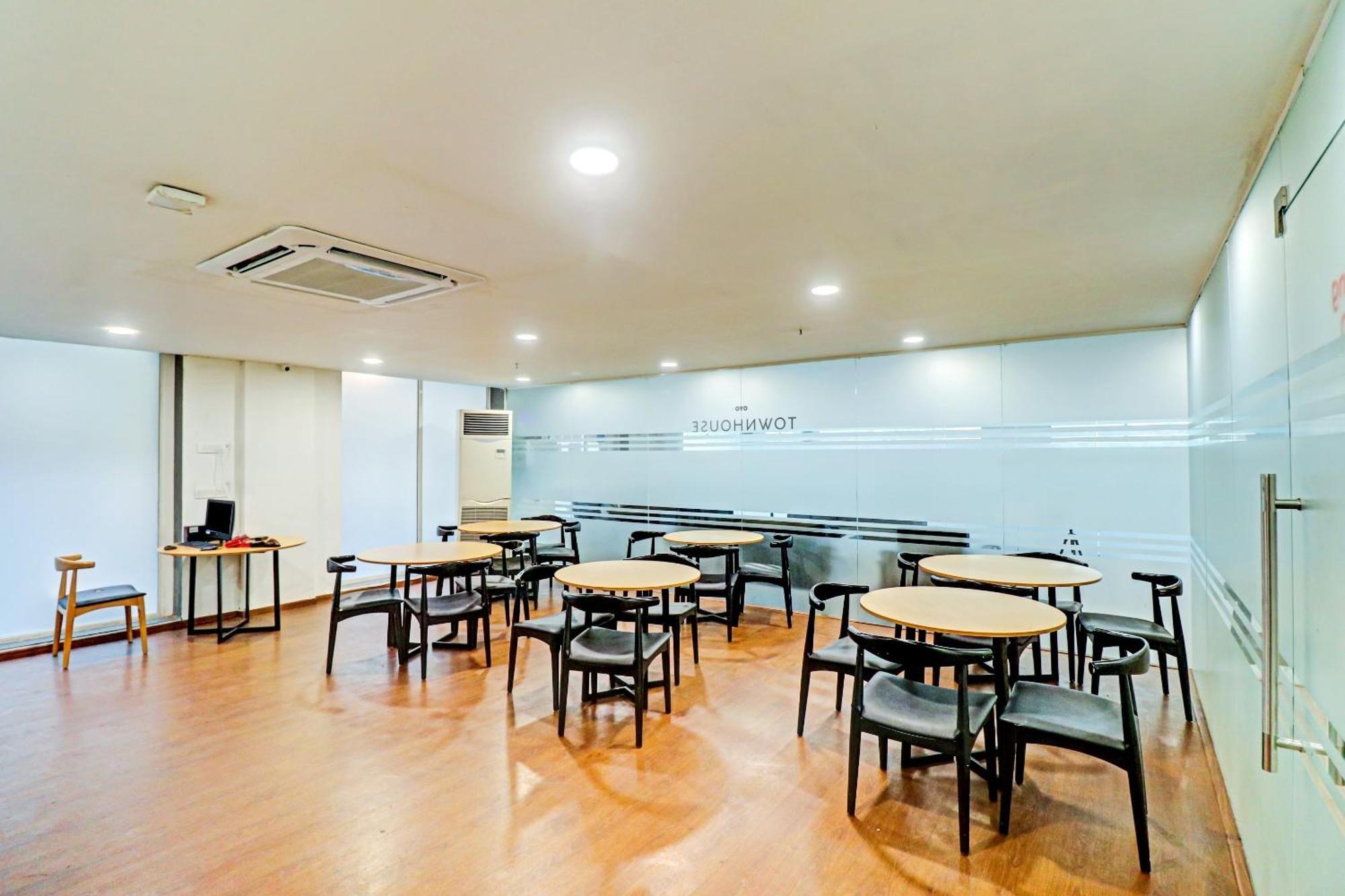Townhouse Sector 30 Near Botanic Garden Of Indian Republic Hotel Noida Buitenkant foto