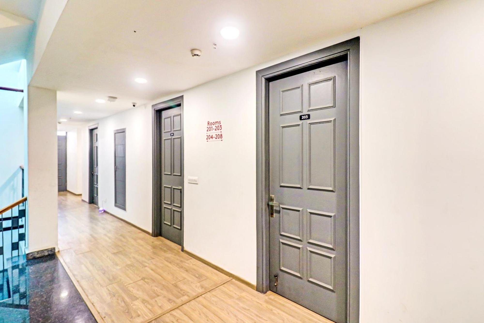 Townhouse Sector 30 Near Botanic Garden Of Indian Republic Hotel Noida Buitenkant foto