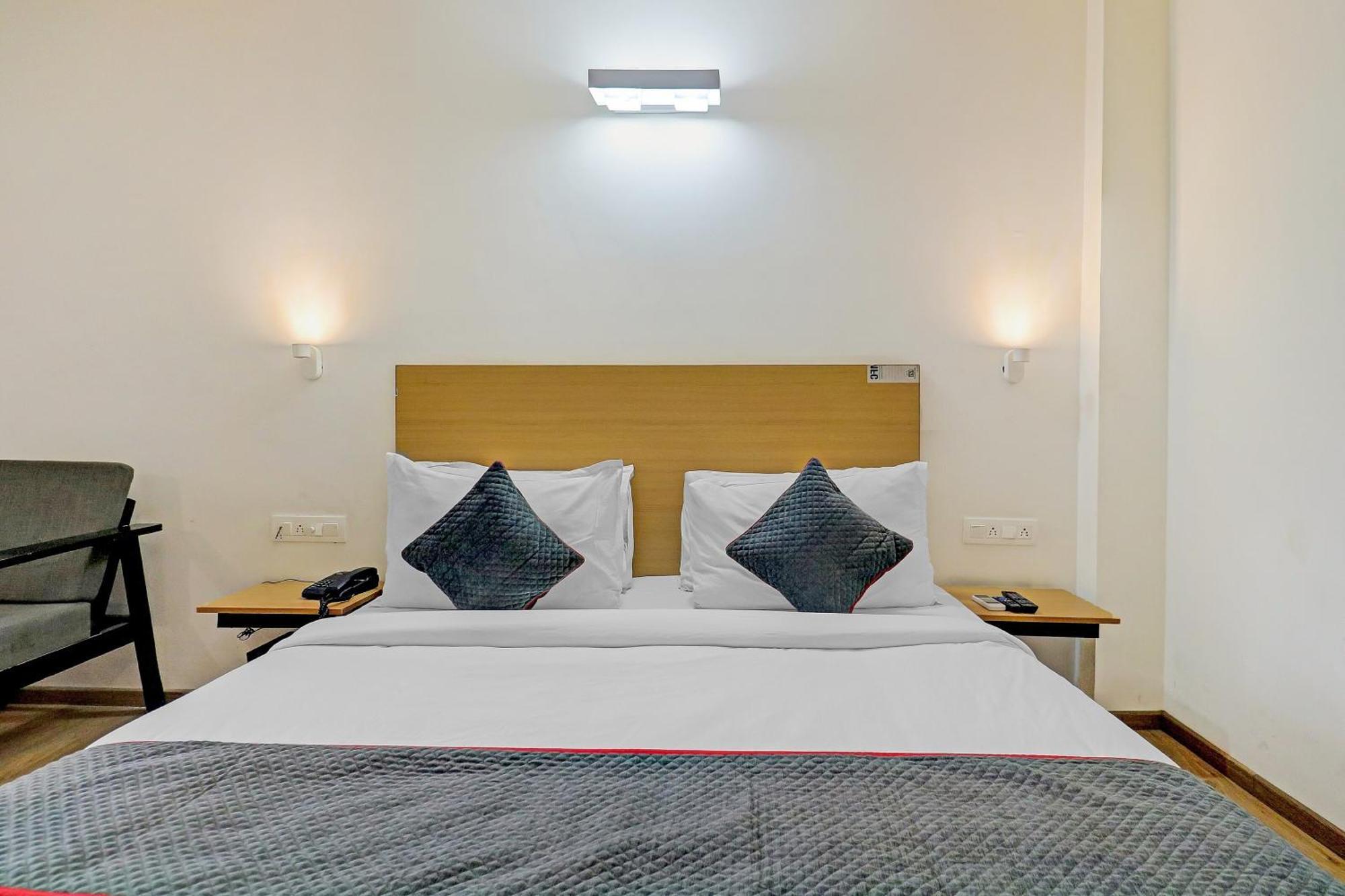 Townhouse Sector 30 Near Botanic Garden Of Indian Republic Hotel Noida Buitenkant foto